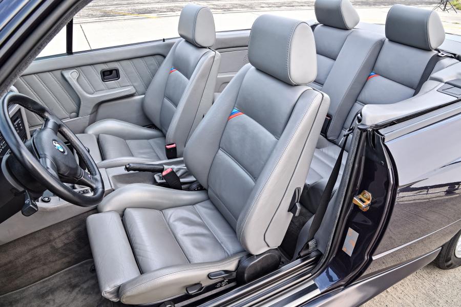 Интерьер BMW M3 Convertible (E30) 1988 года  (фото 3 из 42)